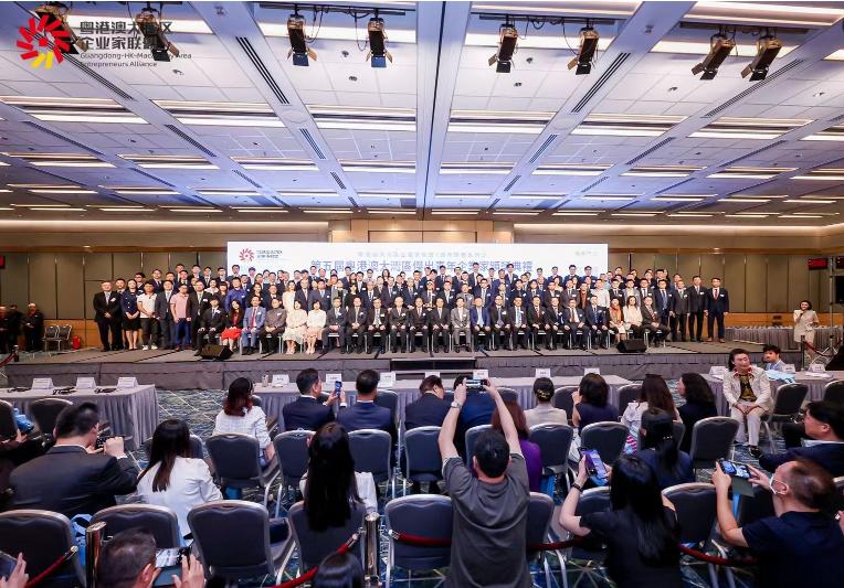 万象城平台,万象城(中国)一站式服务平台（01735.HK）董事长余竹云受邀出席粤港澳大湾区杰出青年企业家颁奖典礼