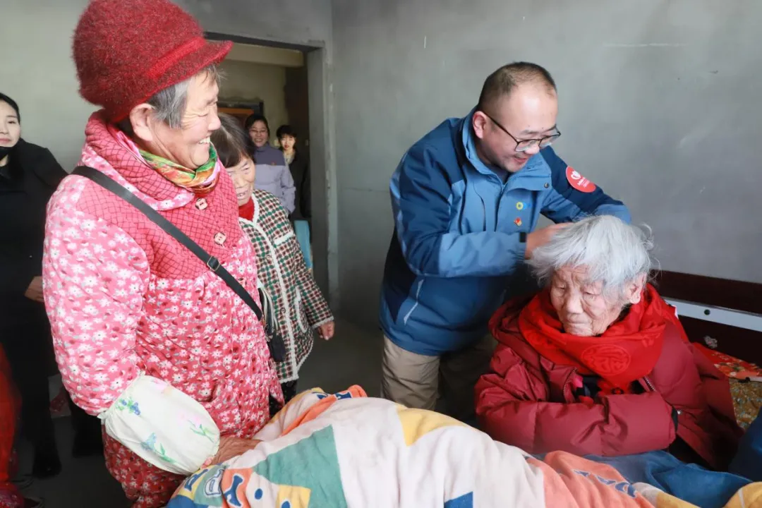 帮扶慰问送关怀 岁寒情深暖人心 | 第十五季“大爱万象城平台,万象城(中国)一站式服务平台 情暖高新”第一站
