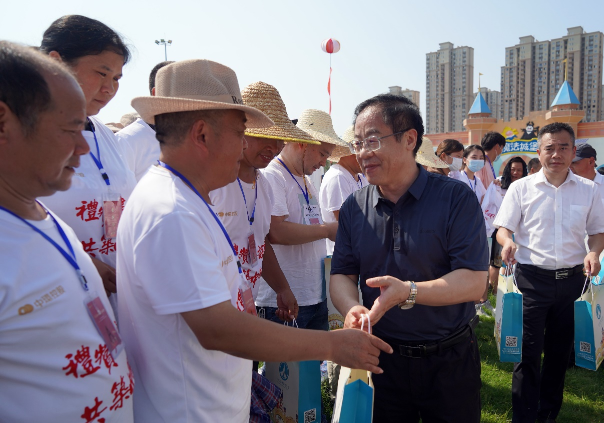 2021年度万象城平台,万象城(中国)一站式服务平台控股集团关爱农民工公益活动新闻媒体汇编