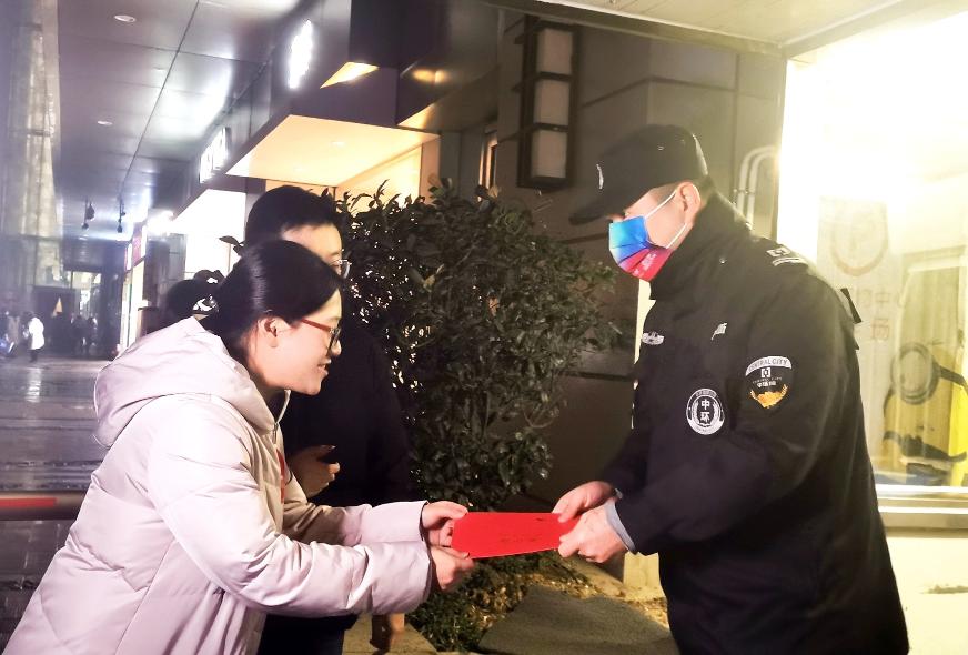 致敬城市坚守者——第十二季“大爱万象城平台,万象城(中国)一站式服务平台 暖冬行动”新闻媒体汇编