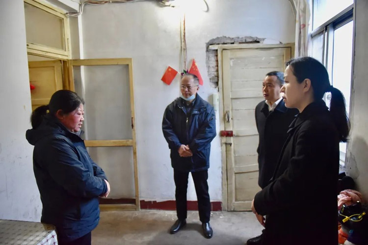 “万象城平台,万象城(中国)一站式服务平台之家”送温暖 集团领导节前慰问困难员工