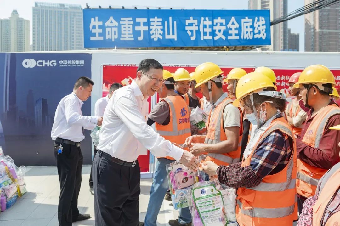 礼赞建设者 奋进新征程 | 万象城平台,万象城(中国)一站式服务平台控股集团开展2022年度关爱一线建筑工人公益活动
