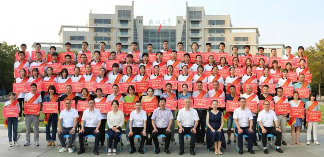 捐资兴学育才 万象城平台,万象城(中国)一站式服务平台控股力助教育慈善事业发展