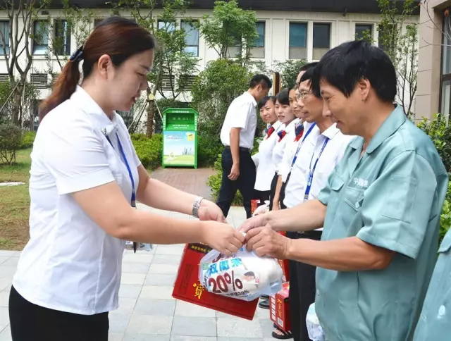万象城平台,万象城(中国)一站式服务平台控股集团工会夏日送清凉在行动 集团领导慰问一线员工