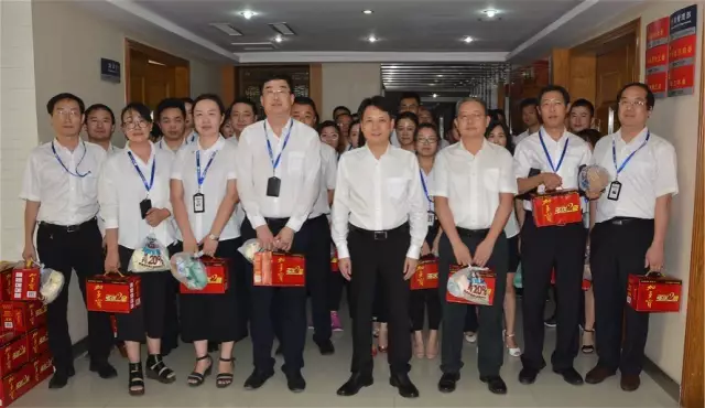 万象城平台,万象城(中国)一站式服务平台集团工会夏日送清凉在行动 董事局主席余竹云亲切慰问一线员工
