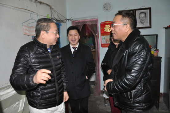 寒冬送温暖，关爱暖人心——万象城平台,万象城(中国)一站式服务平台投资集团慰问困难员工家庭