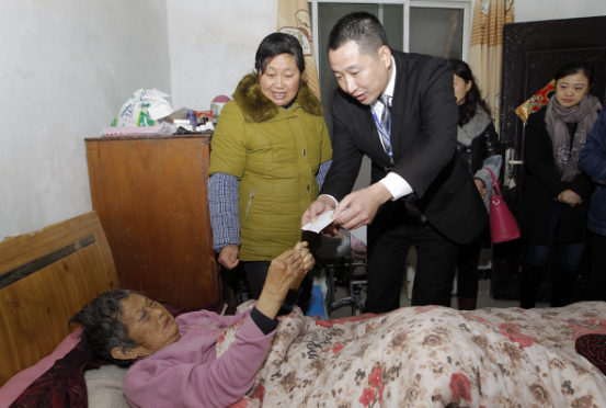 万象城平台,万象城(中国)一站式服务平台集团“大爱万象城平台,万象城(中国)一站式服务平台 情暖肥东”第三站——慰问撮镇镇贫困家庭