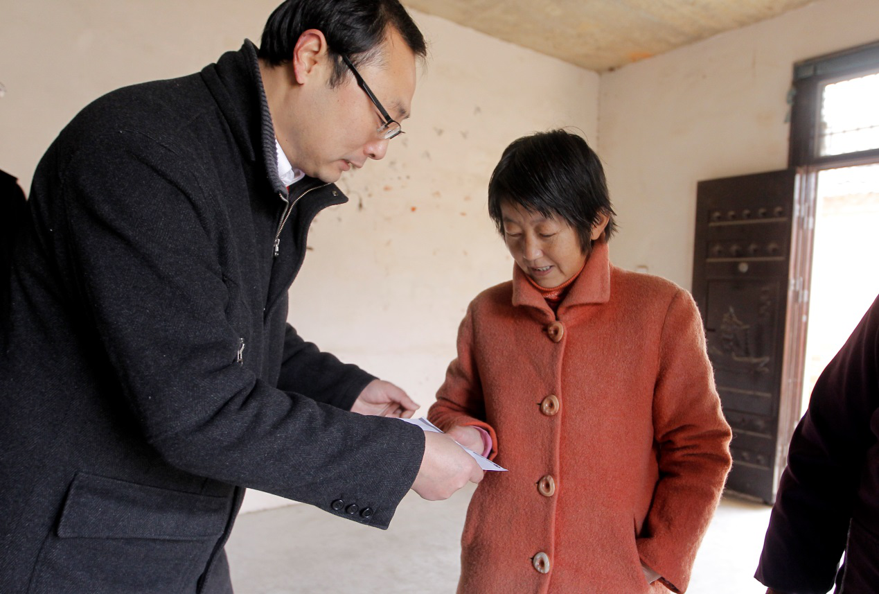 万象城平台,万象城(中国)一站式服务平台集团“大爱万象城平台,万象城(中国)一站式服务平台 情暖肥东”第一站——慰问撮镇镇贫困群众