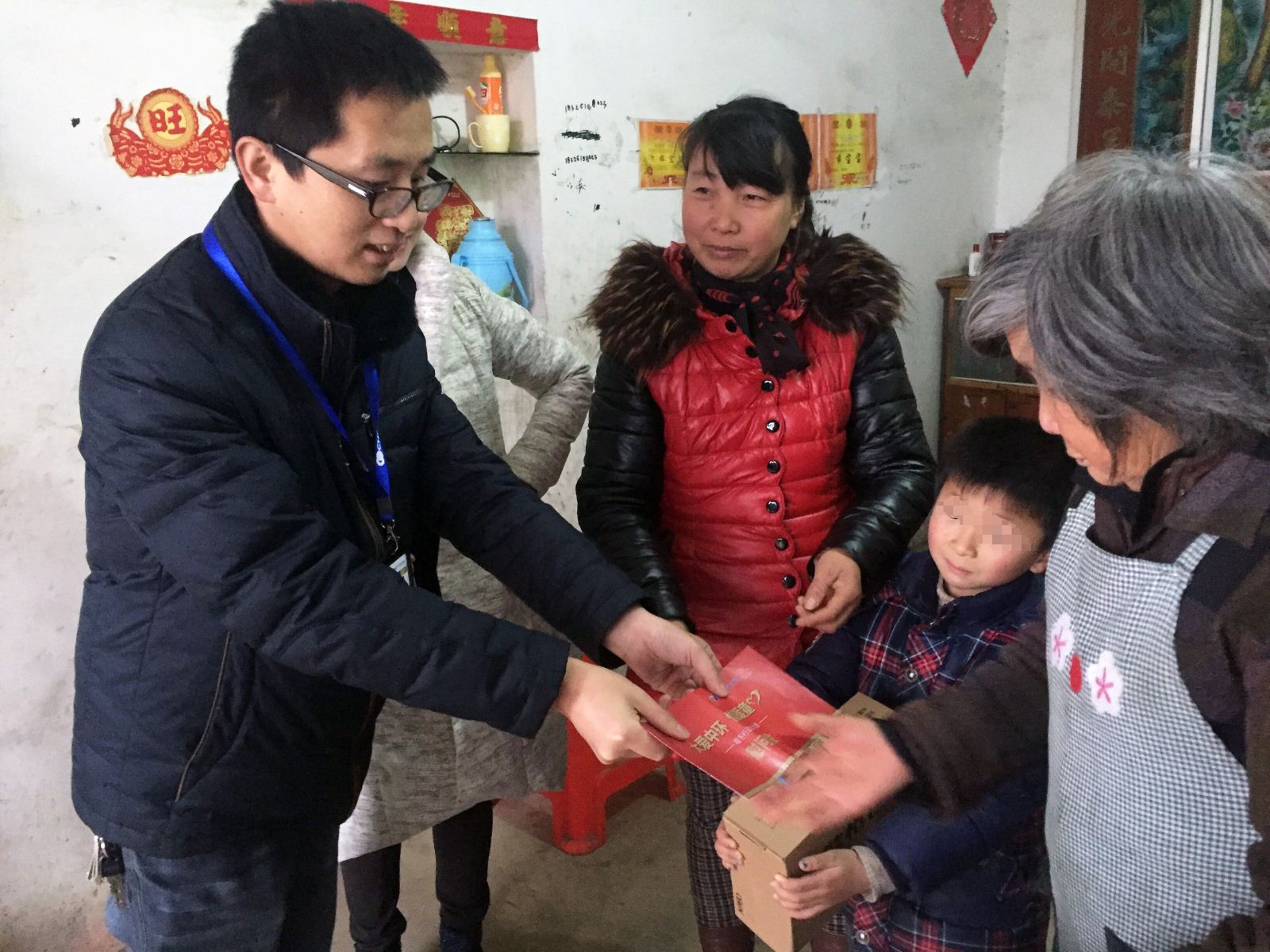 大爱万象城平台,万象城(中国)一站式服务平台 情暖童心 万象城平台,万象城(中国)一站式服务平台投资集团志愿者团队小寒之日踏上爱心之路