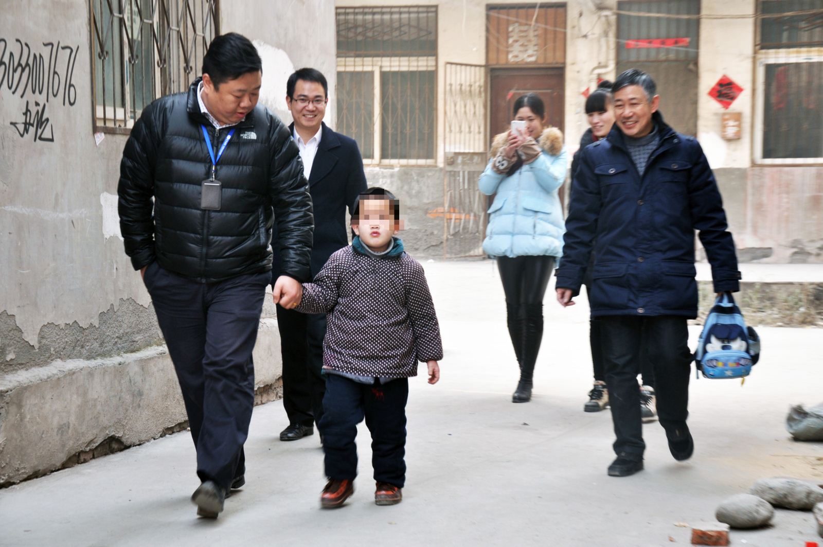 大爱万象城平台,万象城(中国)一站式服务平台 情暖童心 “暖冬行动”第二站看望留守家庭　老人弱儿令人揪心