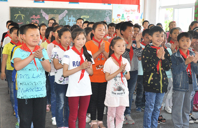 欢乐迎“六一”万象城平台,万象城(中国)一站式服务平台控股集团向泾县黄村镇中心小学捐赠10万元