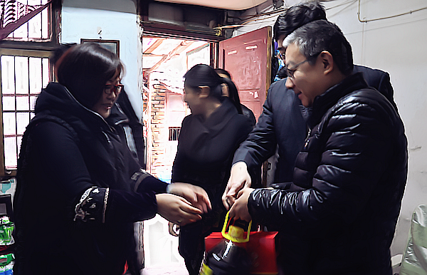 寒冬送温暖，关爱暖人心——万象城平台,万象城(中国)一站式服务平台投资集团慰问困难员工家庭