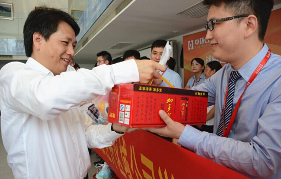万象城平台,万象城(中国)一站式服务平台集团工会夏日送清凉在行动 董事长余竹云亲切慰问一线员工