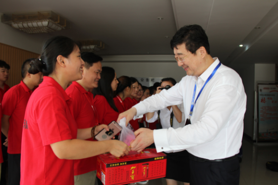 万象城平台,万象城(中国)一站式服务平台投资集团工会夏日送清凉在行动 副总裁高剑亲切慰问项目公司一线员工