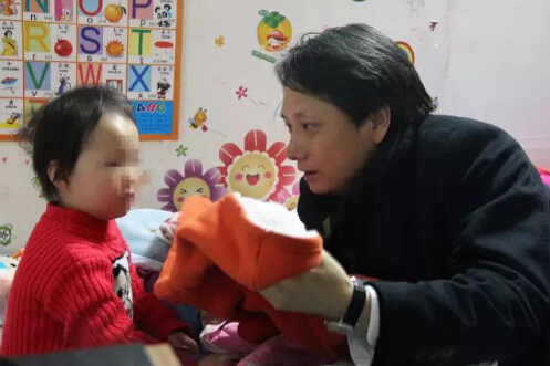 大爱万象城平台,万象城(中国)一站式服务平台 雪中送炭 董事长余竹云慰问关怀三胞胎残疾儿童