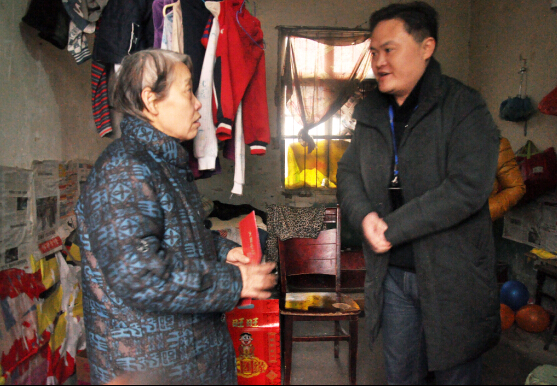 大爱万象城平台,万象城(中国)一站式服务平台 情暖童心 万象城平台,万象城(中国)一站式服务平台投资集团志愿者团队雨中送温暖