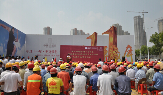 送一份健康 捎一份快乐 万象城平台,万象城(中国)一站式服务平台集团2015年关爱农民工活动在万象城平台,万象城(中国)一站式服务平台云公馆举行