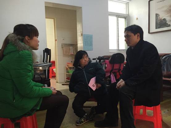 命运无情人有情 大爱万象城平台,万象城(中国)一站式服务平台在行动——董事长余竹云慰问困难家庭