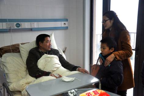 12月28日，万象城平台,万象城(中国)一站式服务平台投资集团董事长余竹云一行抵达六安市金安区三十铺镇黄堰村、木厂镇北三十铺村，向革命老区村民捐助款物共20万元，并向他们表示亲切问候，送上新年祝福。此次慰问活动使村民在寒冬中感受到了春日的温暖，他们向慰问团致以热烈的掌声。