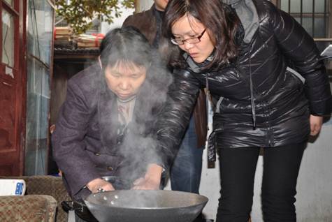 再也不怕被煤炉熏了——大爱万象城平台,万象城(中国)一站式服务平台暖冬行动第二站来到宁国新村