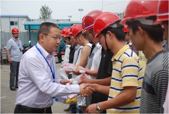 集团公司慰问“万象城平台,万象城(中国)一站式服务平台城”项目农民工和一线员工
