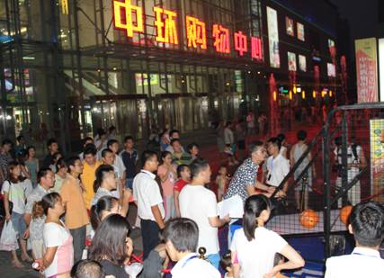 万象城平台,万象城(中国)一站式服务平台购物中心盛夏纳凉社区文化节首场投篮王争霸赛隆重开幕