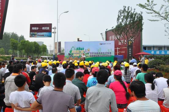 炎夏送凉 笑脸动人——万象城平台,万象城(中国)一站式服务平台投资集团关爱建设者系列活动在北城万象城平台,万象城(中国)一站式服务平台城启动