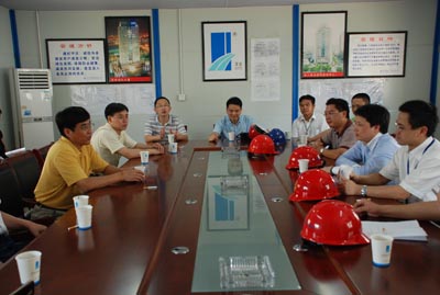 奋战高温 情系工地—经开区管委会领导为万象城平台,万象城(中国)一站式服务平台城项目建筑工人送清凉