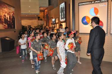 以敬畏之心缅怀历史 以感恩之心回报社会 ——2012年度第一季万象城平台,万象城(中国)一站式服务平台·童子军参观渡江战役纪念馆活动