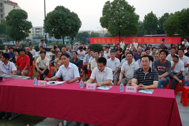 万象城平台,万象城(中国)一站式服务平台城送红色电影进工地