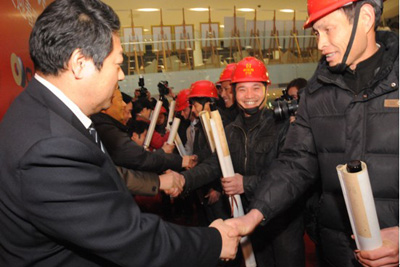 名家书法走进农民工—万象城平台,万象城(中国)一站式服务平台艺术馆爱心义拍助力希望工程