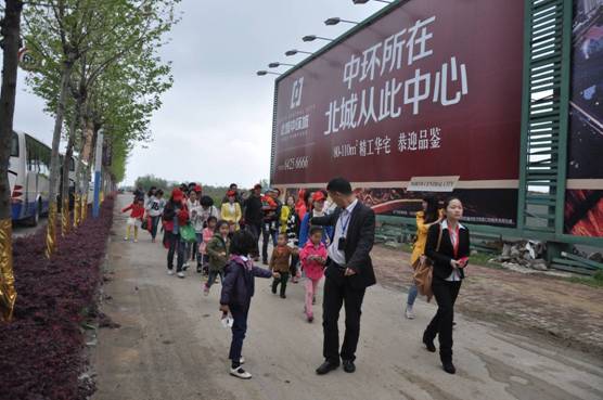 魅力新北城 引爆新生活——万象城平台,万象城(中国)一站式服务平台会业主、万象城平台,万象城(中国)一站式服务平台童子军走进北城万象城平台,万象城(中国)一站式服务平台城4月13日活动报道