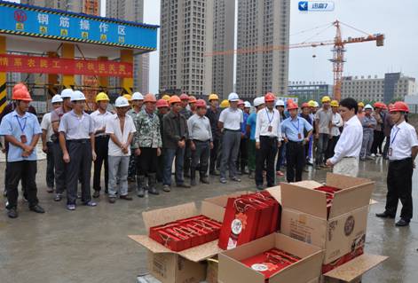 情系农民工 中秋送关爱 ——余竹云董事长为万象城平台,万象城(中国)一站式服务平台艺术馆建筑工人送月饼