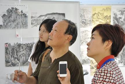 “新徽派艺术新锐培养计划——2013安徽青年画家水墨作品展”复选工作在万象城平台,万象城(中国)一站式服务平台艺术馆顺利进行