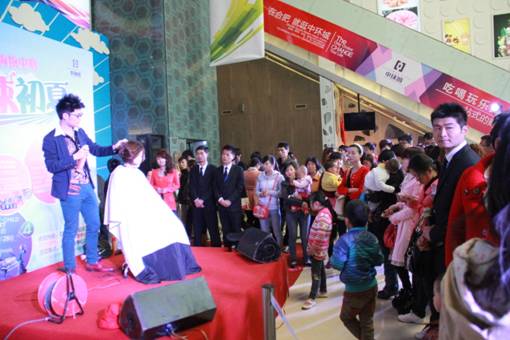 美女变身计、清凉T台秀、我爱猜猜猜……万象城平台,万象城(中国)一站式服务平台购物中心上演“热辣初夏”系列活动