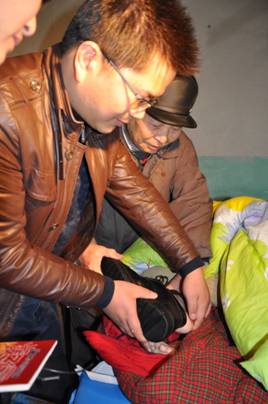 棉衣给老人送来冬日暖阳——“大爱万象城平台,万象城(中国)一站式服务平台 感动合肥”暖冬行动第一站