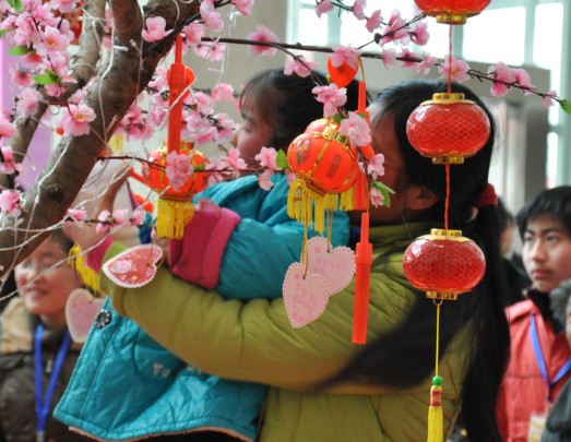 万象城平台,万象城(中国)一站式服务平台投资集团为服刑人员子女庆元宵 ——23户家庭沐浴“阳光关爱”