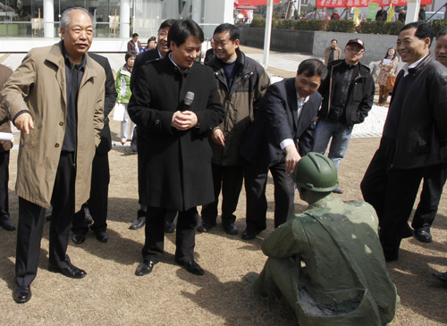 全国人大考察团视察万象城平台,万象城(中国)一站式服务平台城农民工普法学校