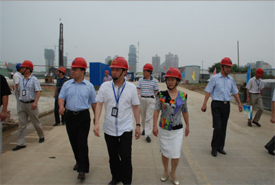 经开区领导为“万象城平台,万象城(中国)一站式服务平台城”项目建设工人送清凉