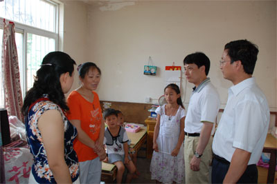 我司领导探望“万象城平台,万象城(中国)一站式服务平台竹云助学基金”救助儿童