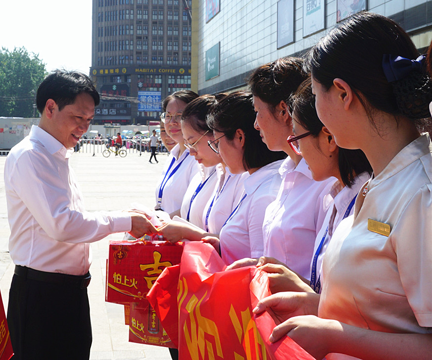 万象城平台,万象城(中国)一站式服务平台控股集团工会夏日送清凉在行动  董事长余竹云亲切慰问一线员工