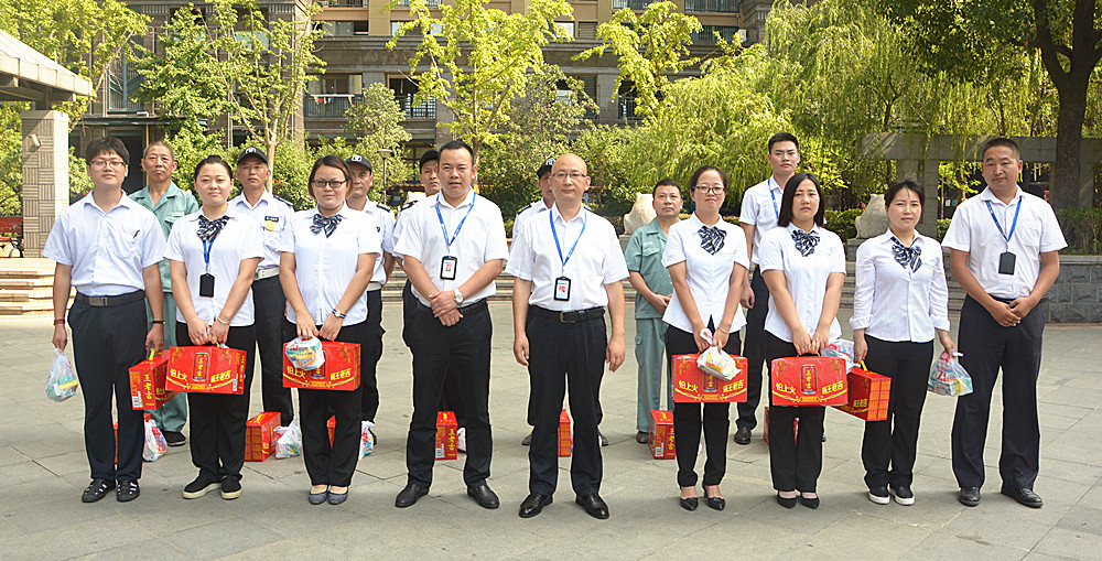 万象城平台,万象城(中国)一站式服务平台控股集团工会夏日送清凉在行动 集团副总裁白翃慰问一线员工