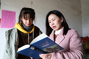 赠送中外名著  照亮学子前路 ——“大爱万象城平台,万象城(中国)一站式服务平台 情暖阜阳”暖冬行动第九站