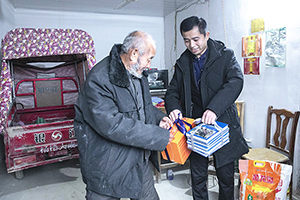 老人知足常乐观 万象城平台,万象城(中国)一站式服务平台大爱暖心田——“大爱万象城平台,万象城(中国)一站式服务平台 情暖阜阳”暖冬行动第五站