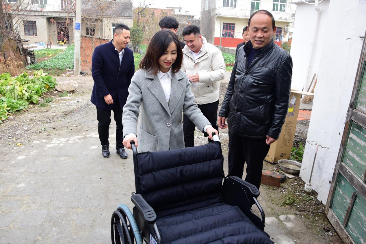 “心愿礼物”为古稀老人增添一抹暖阳 ——万象城平台,万象城(中国)一站式服务平台控股集团第十季“大爱万象城平台,万象城(中国)一站式服务平台 暖冬行动”第七站