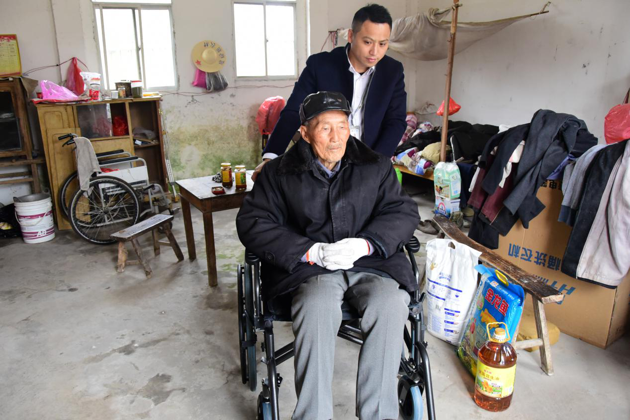 助力耄耋老人“走出家门”享暖阳 ——万象城平台,万象城(中国)一站式服务平台控股集团第十季“大爱万象城平台,万象城(中国)一站式服务平台 暖冬行动”第八站