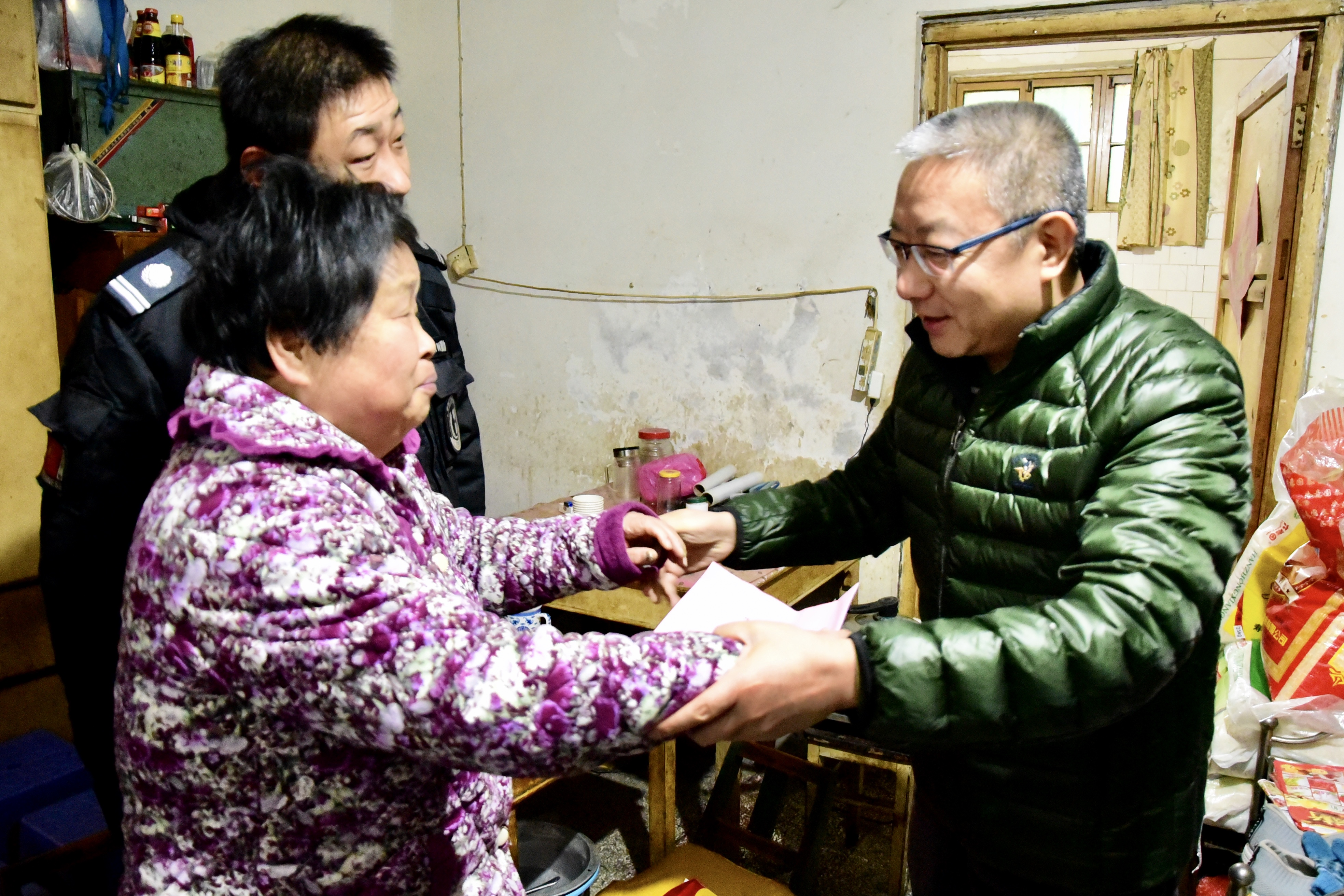 “万象城平台,万象城(中国)一站式服务平台之家”暖人心——集团领导节前慰问困难员工