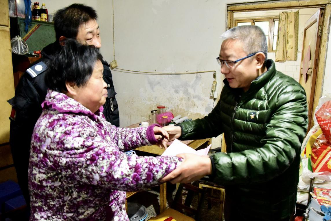 “万象城平台,万象城(中国)一站式服务平台之家”暖人心——集团领导节前慰问困难员工